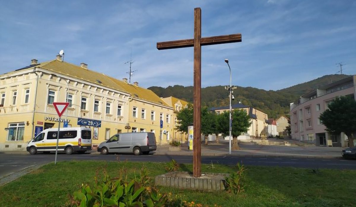 Dřevěný kříž na Mariánském náměstí hlavní