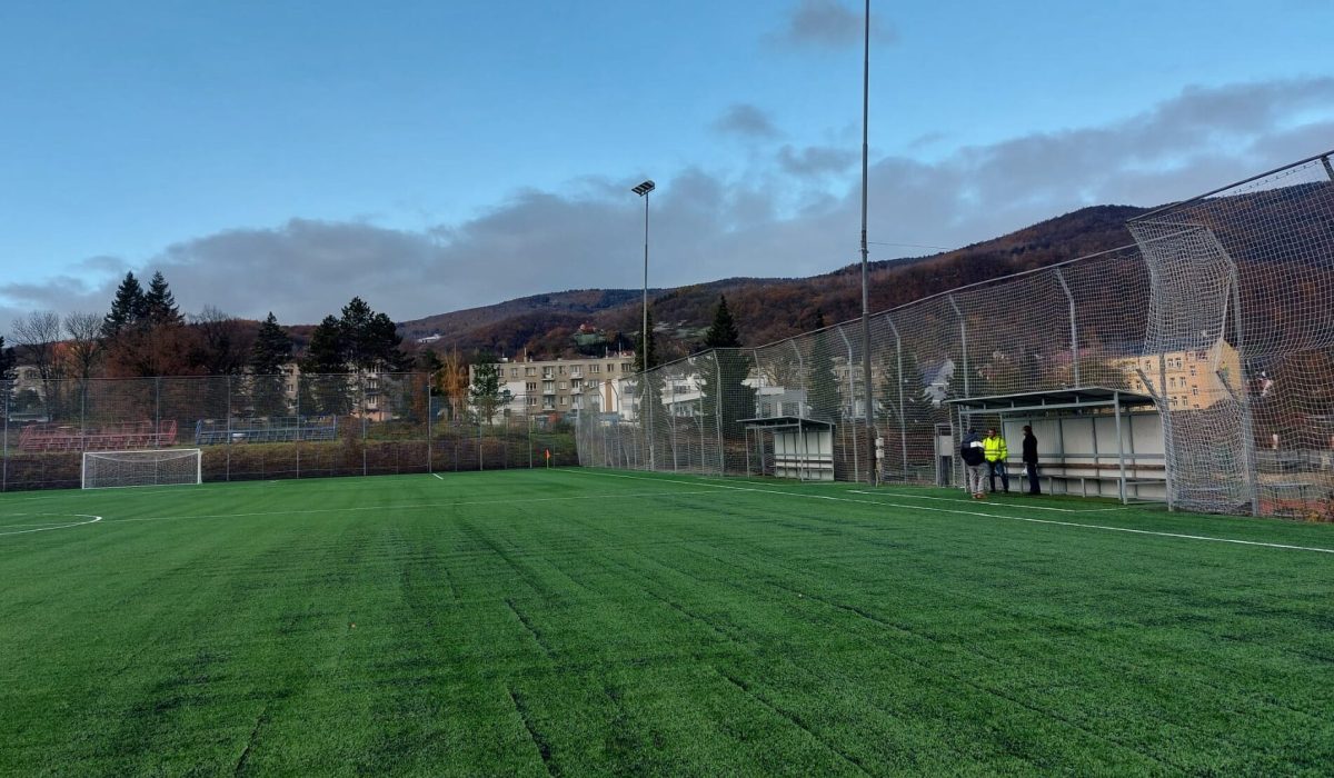 Nová umělá tráva na městském stadionu 3