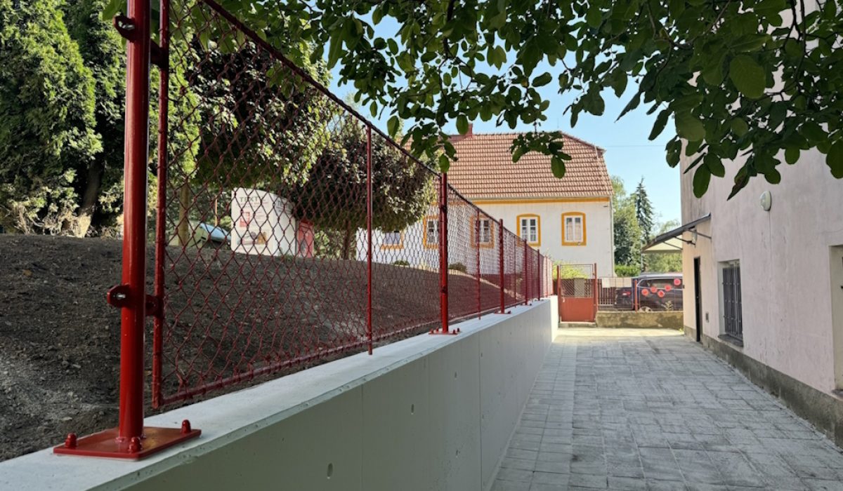 Opěrná zeď u ZŠ Teplická 2